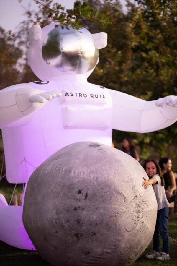 Astronauta inflable de Astro Ruta junto a una representación de la Luna