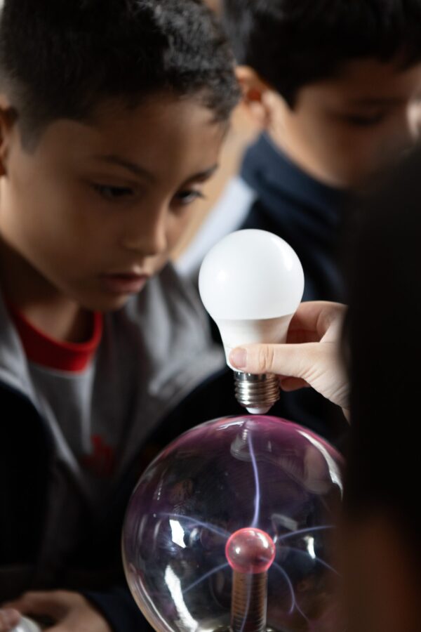 Participante explorando una lámpara de plasma