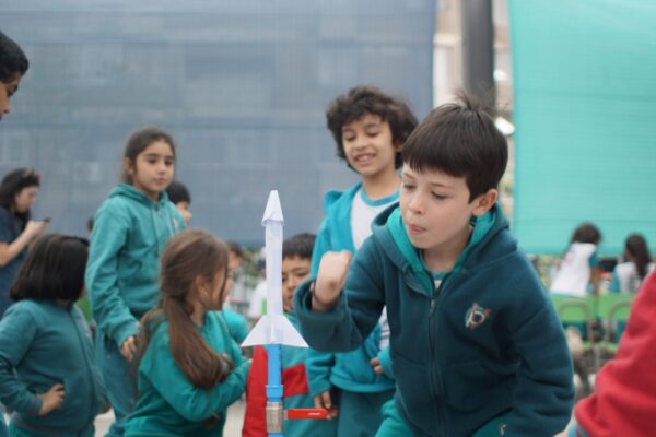 Participantes con sus cohetes de papel en una jornada Astro Ruta