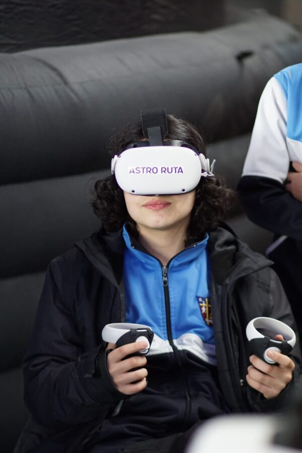 Participante con visor y controles de realidad virtual de Astro Ruta