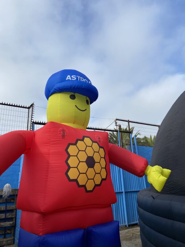 Figura LEGO inflable de Astro Ruta