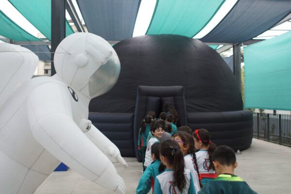 Domo del planetario móvil Astro Ruta instalado para una jornada