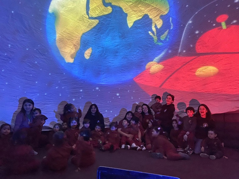 Experiencia de proyección dentro del domo Astro Ruta